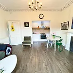 Open Plan 2 Bed Apt, Near Edinburgh Castle
