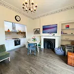 Open Plan 2 Bed Apt, Near Edinburgh Castle