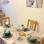 Stylish 2-Bed Apartment In Edinburgh City Centre