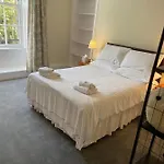 Central, Main Door Apartment, Spacious 2 Bedrooms- No Stairs