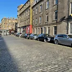 Central, Main Door Apartment, Spacious 2 Bedrooms- No Stairs