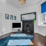 Spacious & Modern 1 Bedroom Flat - Near City Centre & Arthur Seat