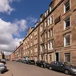 Cosy Quiet Traditional Top Floor Central Edinburgh Apartment With Stunning Views