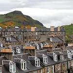 Cosy Quiet Traditional Top Floor Central Edinburgh Apartment With Stunning Views