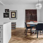 Stylish Georgian Garden Apartment + Secure Parking