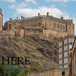 Stylish 2Bed Apartment Underneath Edinburgh Castle