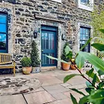 Stylish Georgian Garden Apartment + Secure Parking