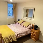 Spacious 2 Bedroom Apt - City Centre