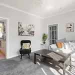 Lovely 3Bed House-Private Parking