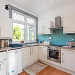 Lovely 3Bed House-Private Parking