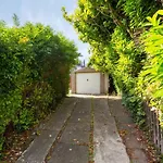 Lovely 3Bed House-Private Parking