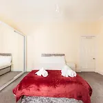 Specious Edinburgh Retreat With Famous Park Views