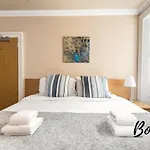 Montmartre Suite - New Town 3Br-3Ba Main Door - By Bonjour Residences Edinburgh