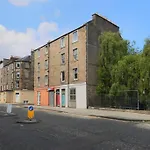 Cosy & Central Broughton 2Br Apt Near City Centre