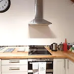 Edinburgh 2-Bedroom Cottage With Parking - Ground Floor
