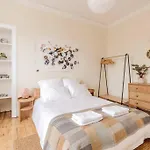 Edinburgh Castle Views! Stylish 2Bd Flat, Sleeps 4