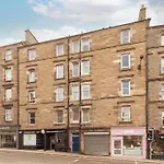 Edinburgh Castle Views! Stylish 2Bd Flat, Sleeps 4