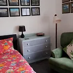 Edinburgh Two Bedroom Apartment With Free Side Street Parking 24 Hours