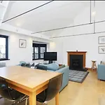 Cozy Mezzanine Apartment In Edinburgh\'S Old Town