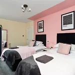 Stylish 3 Bed Edinburgh Abode - Parking And Garden
