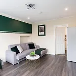 Stylish 3 Bed Edinburgh Abode - Parking And Garden