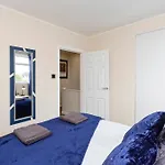 Stylish 3 Bed Edinburgh Abode - Parking And Garden