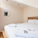 Luxe Arthurs Seat View Townhouse With Hot Tub
