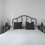 Edinburgh Castle Apartment
