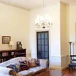 Spacious 2-Bedroom Georgian Edinburgh City Apartment