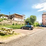 Guestready - Stylish Apt W/ Parking Near Edinburgh