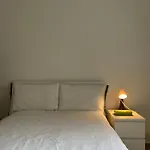 Spacious Boutique Two-Bedroom Apartment Next To The Castle