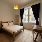 Spacious Boutique Two-Bedroom Apartment Next To The Castle