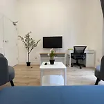 Spacious Boutique Two-Bedroom Apartment Next To The Castle