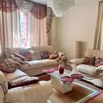 Private Room In Charming Detached House In Newington