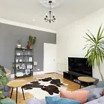 Chic Edinburgh West End 2-Bedroom Apartment In City Centre