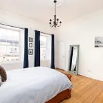 Chic Edinburgh West End 2-Bedroom Apartment In City Centre