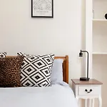 Chic Edinburgh West End 2-Bedroom Apartment In City Centre