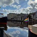 Lovely Ground Floor Apartment In Great Location At The Shore, Edinburgh