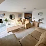 Appins Penthouse Edinburgh Luxury Apartment - Fast Wifi & Free Parking