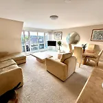 Appins Penthouse Edinburgh Luxury Apartment - Fast Wifi & Free Parking