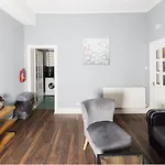 Warm & Welcoming Apartment, City Center - Meadows 8
