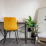 Bright, Modern 2 Bedroom House With Free Parking!