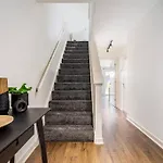 Bright, Modern 2 Bedroom House With Free Parking!