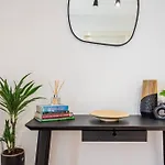Bright, Modern 2 Bedroom House With Free Parking!