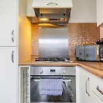 Bright, Modern 2 Bedroom House With Free Parking!