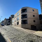 Modern Flat In New Town