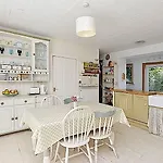 3 Bed Charming Cottage For Share ,, Private Room , Fibre Optik Broadband , Free Parking