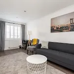 4 Bedroom House - Free Parking