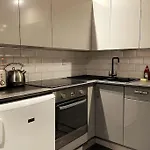 Modern 1 Bed Leith Tram Station Edinburgh