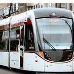 Modern 1 Bed Leith Tram Station Edinburgh